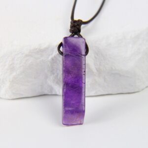Naszyjnik z ametystem geometrycznym – spokój i intuicja