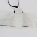 Naszyjnik z czystym kwarcem geometrycznym – klarowność i oczyszczenie