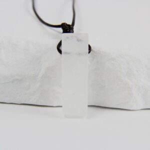 Naszyjnik z czystym kwarcem geometrycznym – klarowność i oczyszczenie