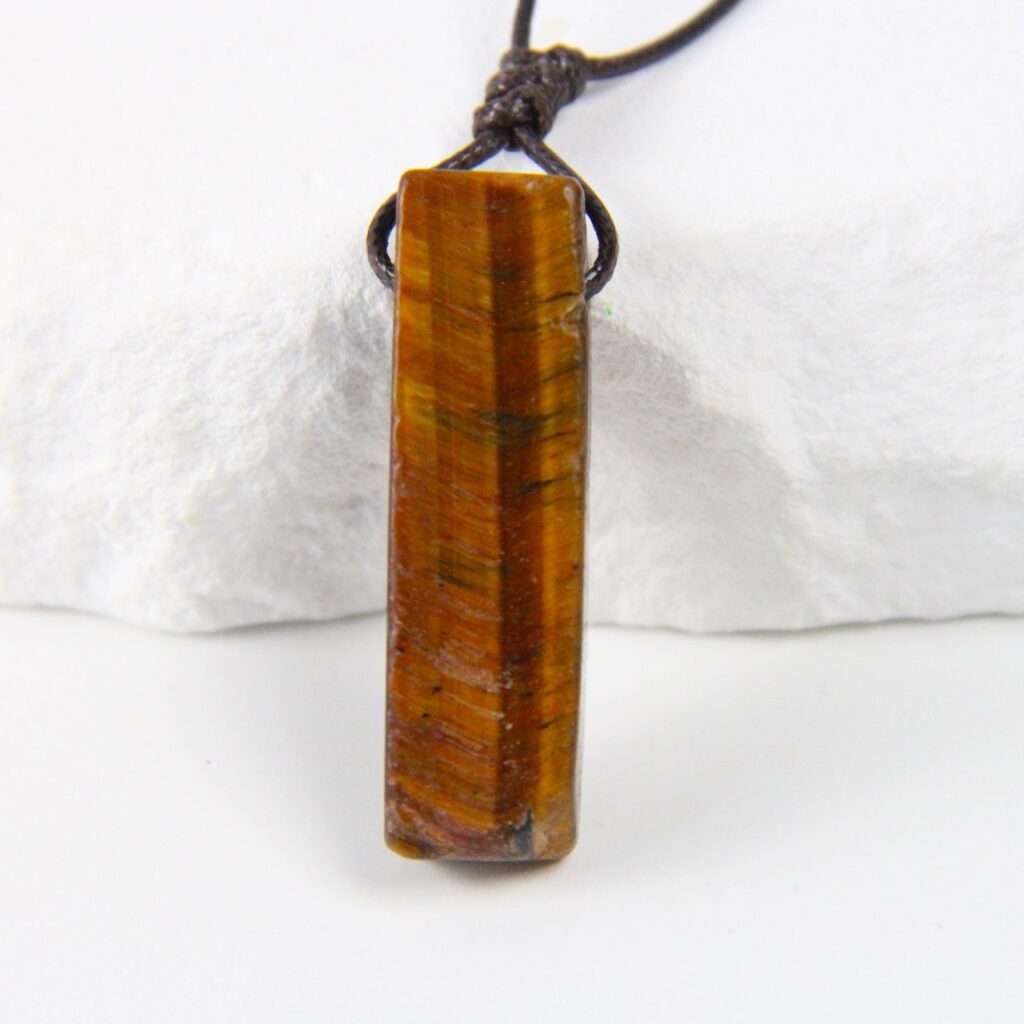 Naszyjnik z kwarcem tygrysie oko geometrycznym – odwaga i pewność siebie