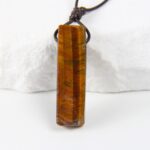 Naszyjnik z kwarcem tygrysie oko geometrycznym – odwaga i pewność siebie