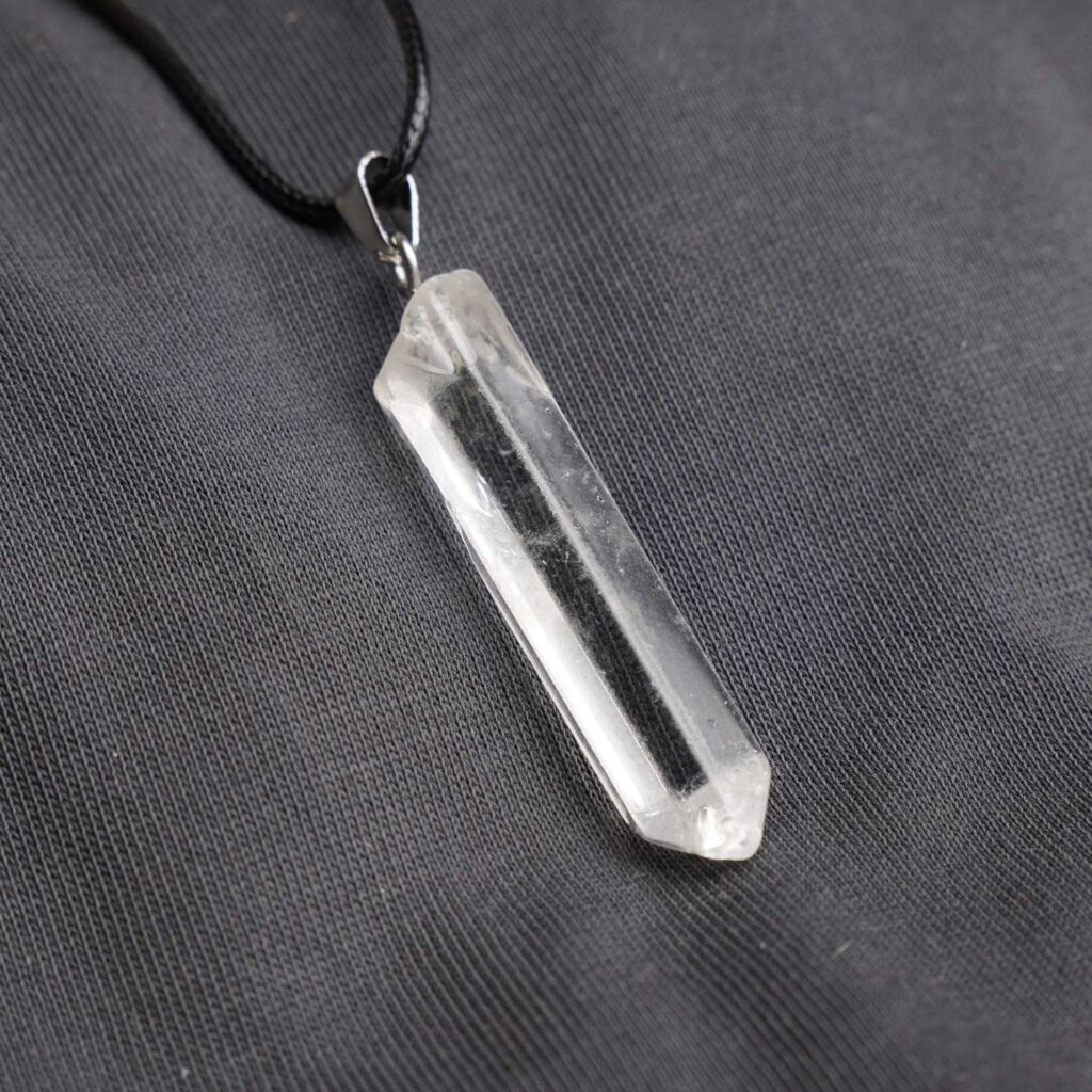 Naszyjnik z kryształem górskim w kształcie podłużnego kamienia na czarnym sznurku