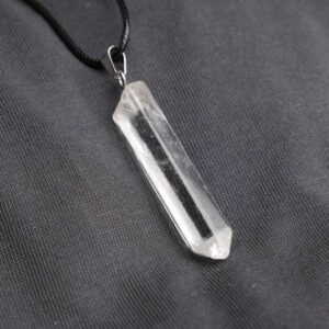 Naszyjnik z kryształem górskim w kształcie podłużnego kamienia na czarnym sznurku