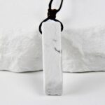 Naszyjnik z howlitem geometrycznym