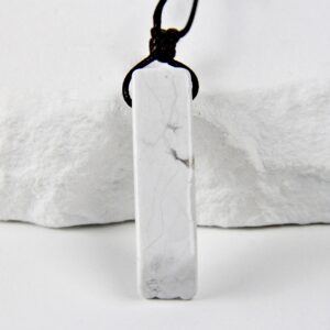 Naszyjnik z howlitem geometrycznym