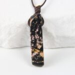 Naszyjnik z rodonitem geometrycznym – miłość i równowaga