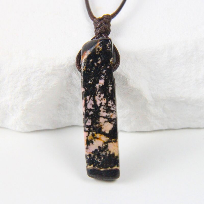 Naszyjnik z rodonitem geometrycznym – miłość i równowaga