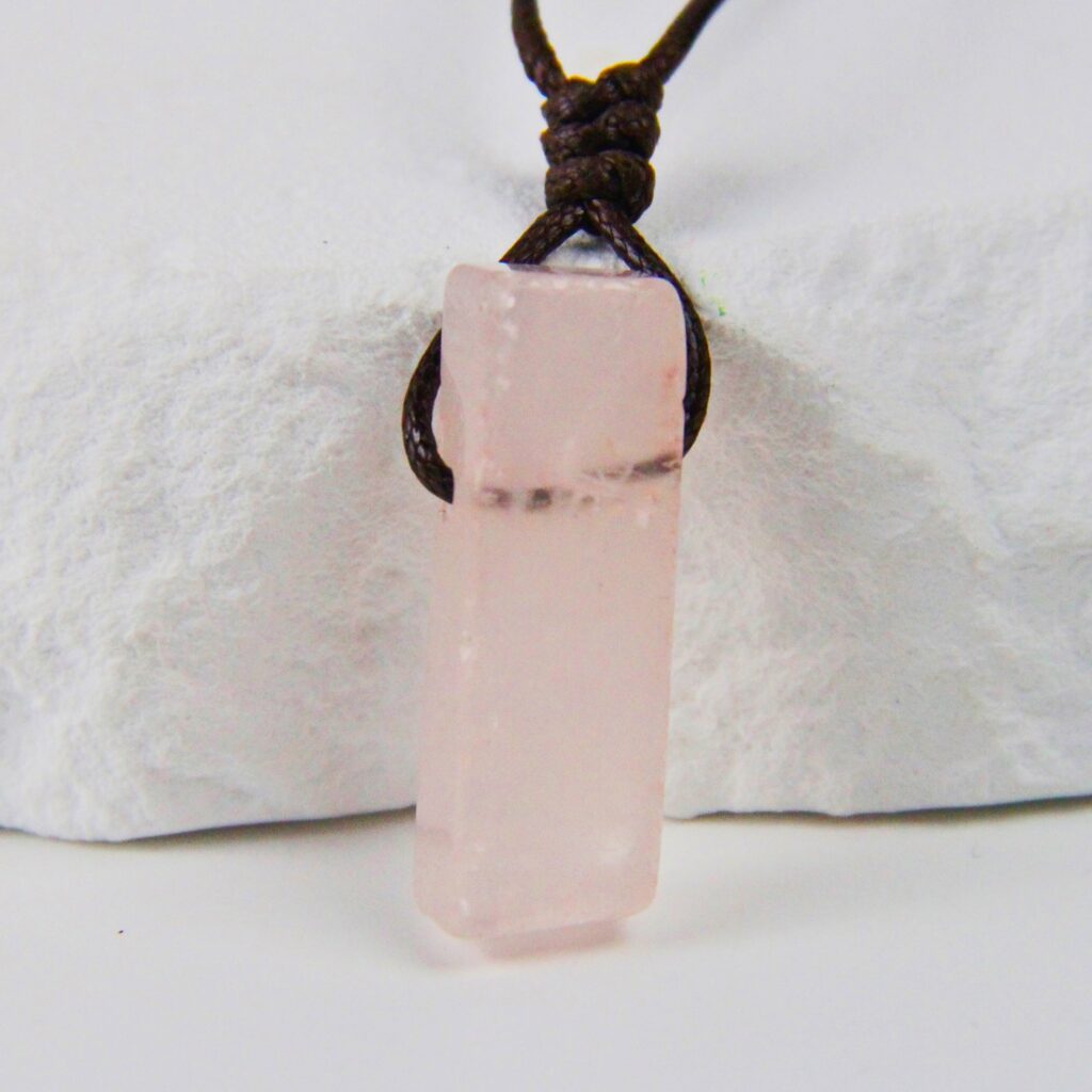 Naszyjnik z różowym kwarcem geometrycznym