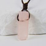 Naszyjnik z różowym kwarcem geometrycznym – miłość i harmonia