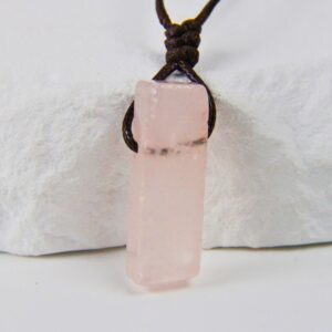 Naszyjnik z różowym kwarcem geometrycznym