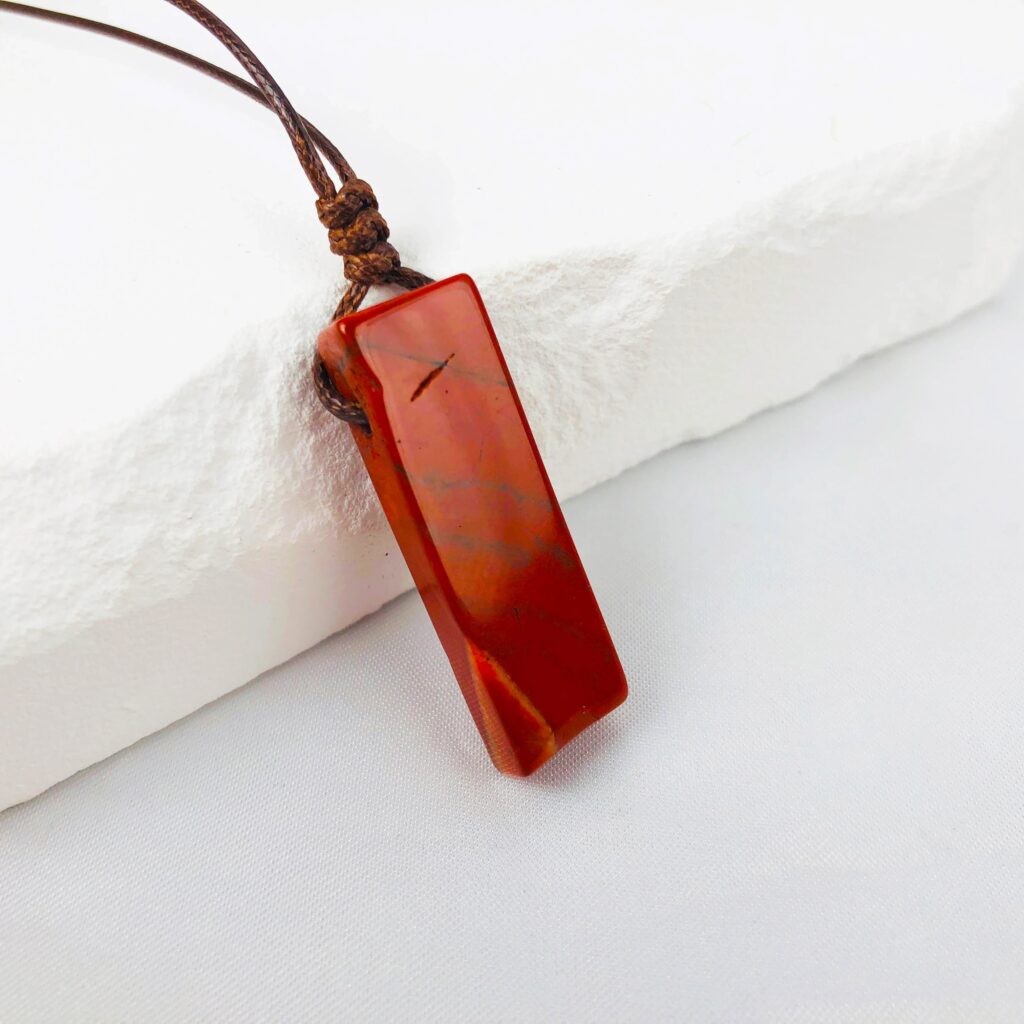 Naszyjnik z czerwonym jaspisem geometrycznym
