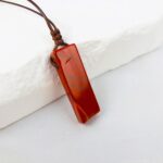 Naszyjnik z czerwonym jaspisem geometrycznym – siła i motywacja