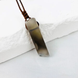 Naszyjnik z szarym agatem geometrycznym – równowaga i stabilność