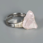 Pierścionek z różowym kwarcem – surowy – miłość i harmonia