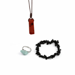 Zestaw kamieni dla znaku Baran: naszyjnik z czerwonego jaspisu, bransoletka z obsydianu oraz pierścionek z amazonitem
