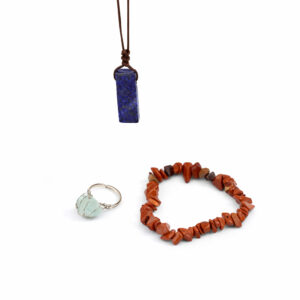 Zestaw kamieni dla znaku Bliźnięta: naszyjnik z lapis-lazuli, bransoletka z czerwonego jaspisu oraz pierścionek z amazonitem
