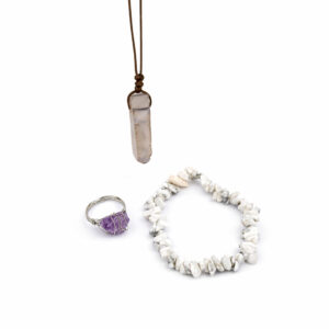 Zestaw kamieni dla znaku Ryby: naszyjnik z agatowego kryształu, bransoletka z howlitu oraz pierścionek z ametystem