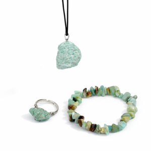 Zestaw z amazonitem: naszyjnik z surowym kamieniem, bransoletka z naturalnych kamyczków oraz pierścionek z amazonitem