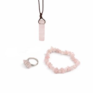 Zestaw z różowym kwarcem: naszyjnik z geometrycznym wisiorkiem, bransoletka z kamyczków oraz pierścionek z naturalnego różowego kwarcu